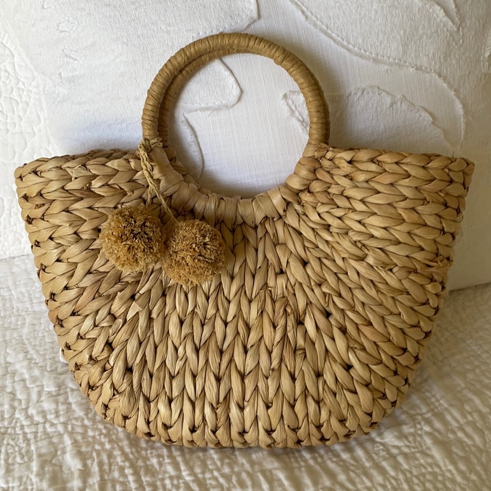 Beach bag with pom poms